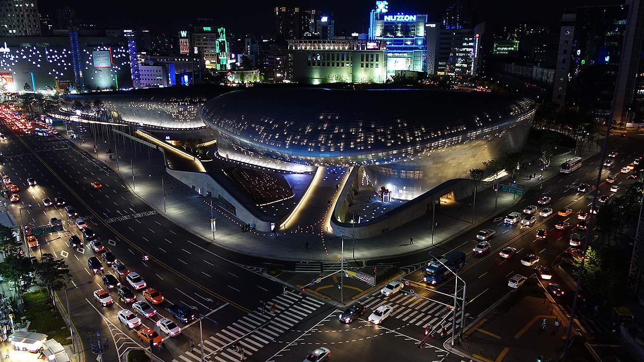 Dongdaemun_Design_Plaza_(DDP)_at_Night,_Seoul.jpg