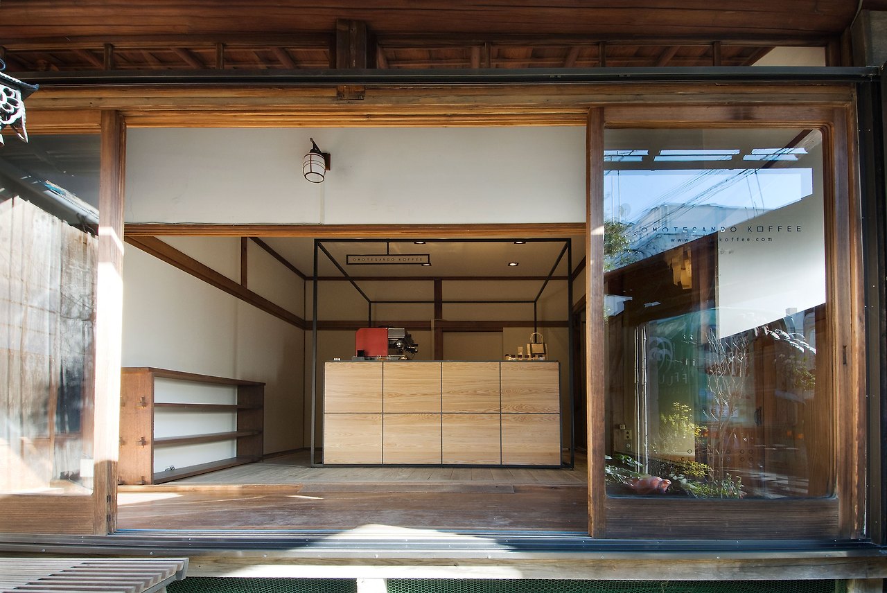 오모테산도커피내관.jpg