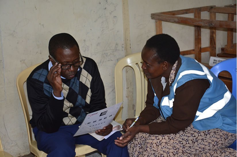 J01_5_비전스프링의 현지 코디가 비전스프링의 안경을 확인하는 모습.jpg