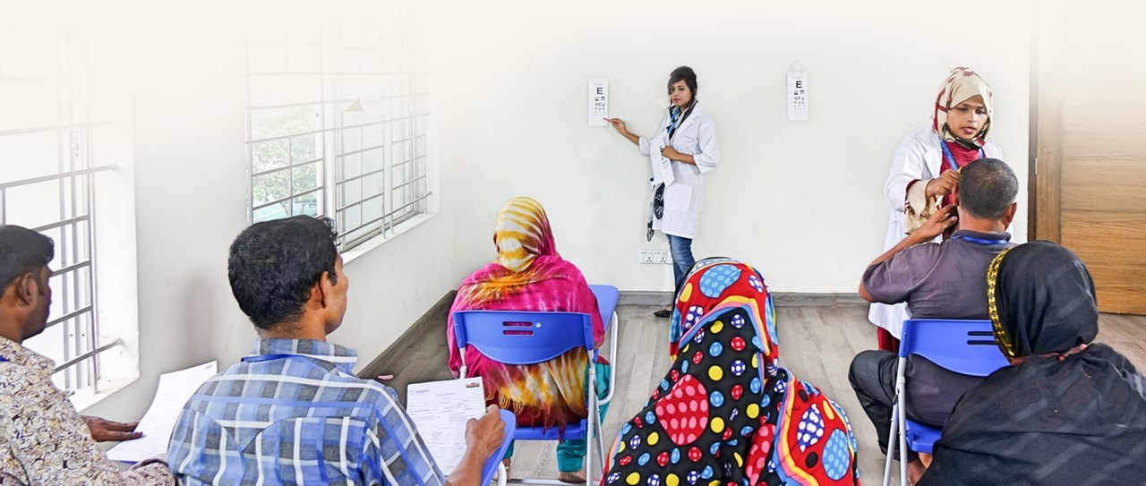 J01_4_보건과 건강에 초점이 맞추어 진행되는 비전스프링의 시력검사 모습.jpg