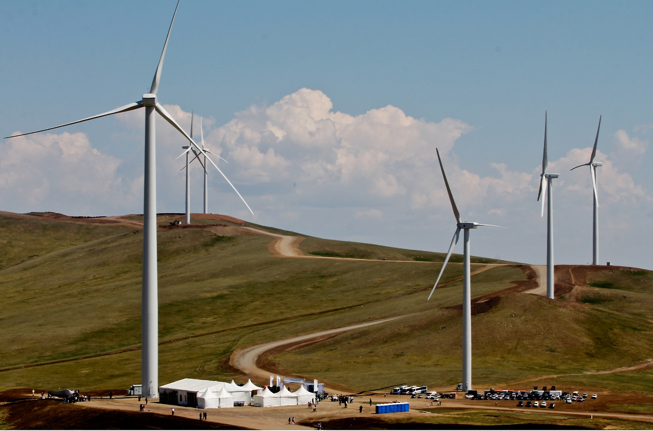 05_몽골 각지에 세워진 풍력발전소인 윈드팜 전경의 일부.jpg