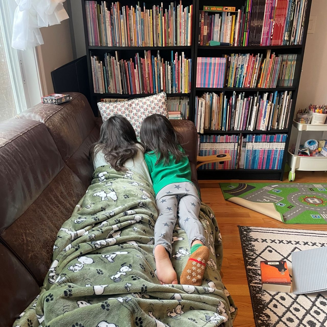 아직은 동생과 놀아주는 아이.jpg