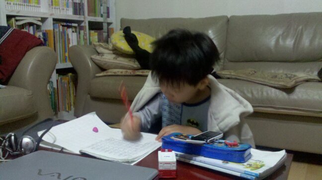 숙제하는 동오초1학년 김건우 어린이.jpg