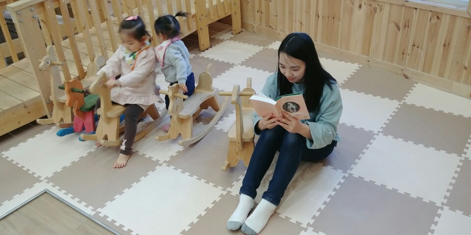 아이들과 피노키오 박물관 놀이방에서 독서.jpg