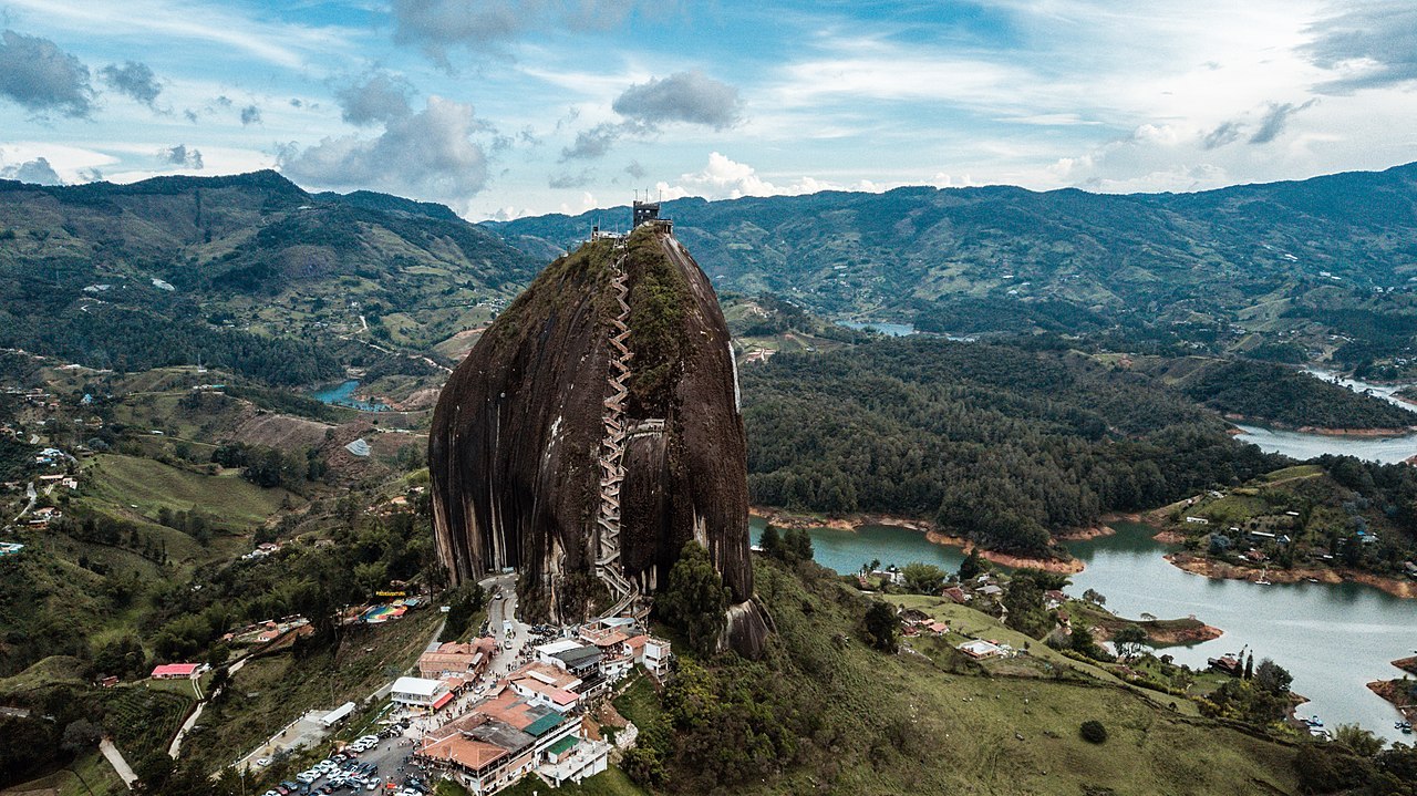 Piedra_y_Embalse_del_Peñol_desde_dron_05.jpg