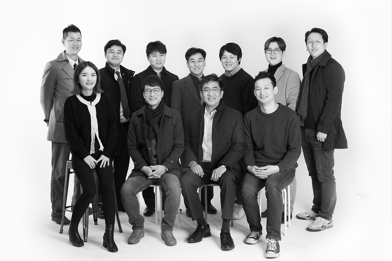 단체사진-수정(흑백).jpg