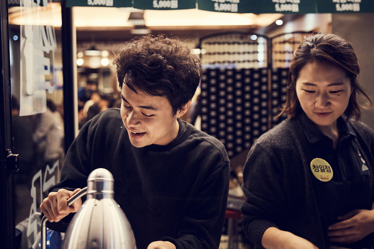 청년장사꾼_멤버사진 (2).jpg