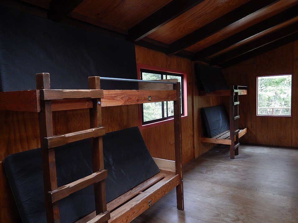 960px-Milford_Track_Clinton_Hut_Bunk_Beds.jpg