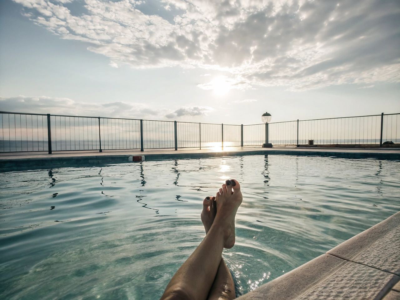 a-woman-s-feet-at-the-edge-of-a-swimming-pool--gen.jpg