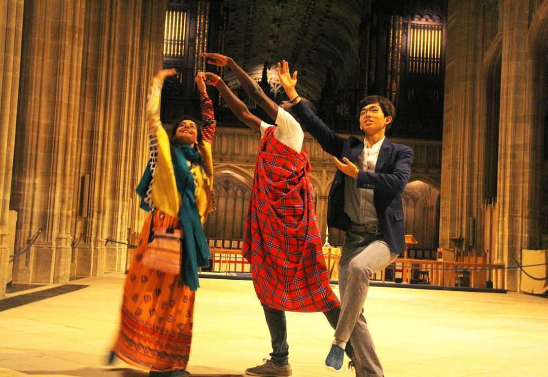 성당 홀에서 춤추기.jpg