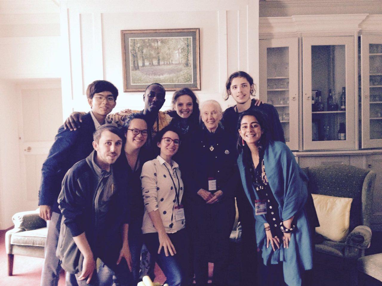 구달 선생님과 학생들.jpg