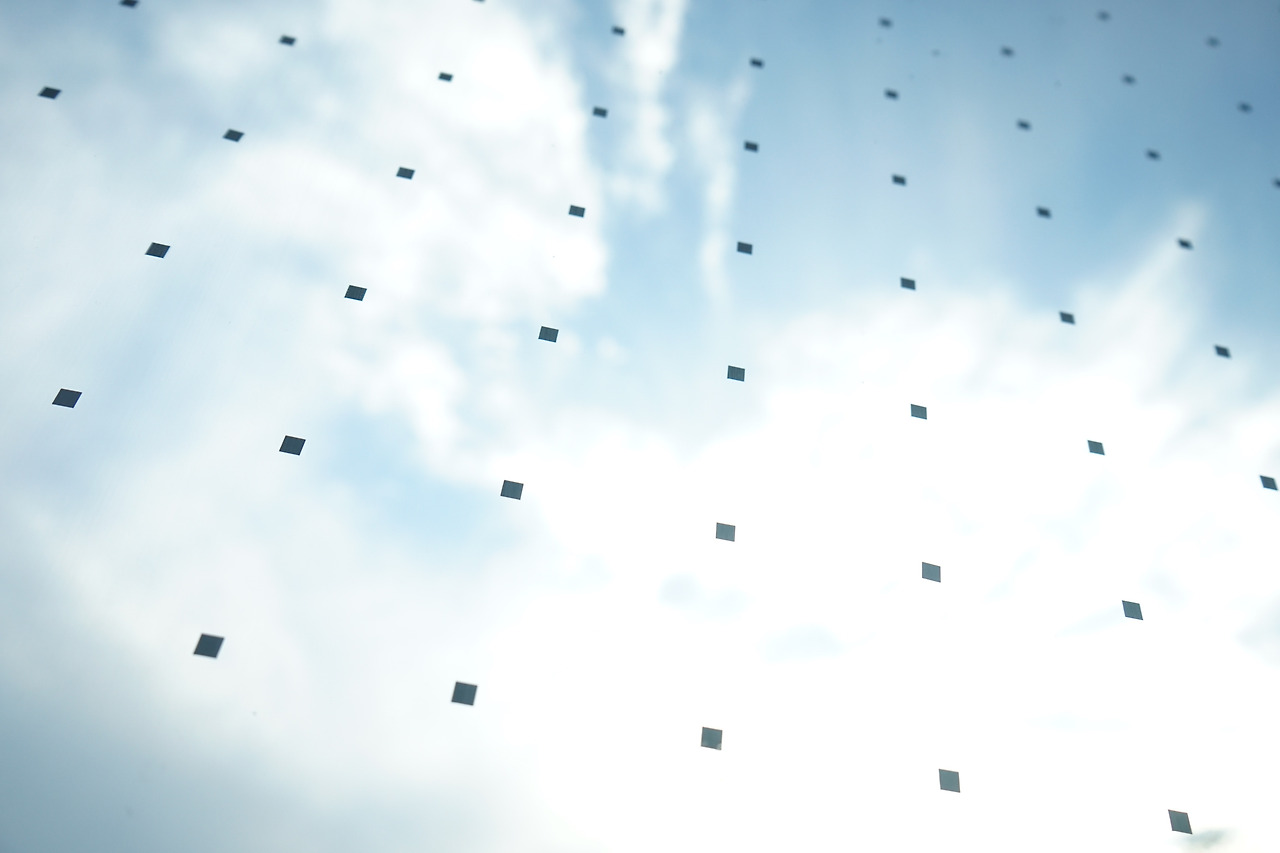 일정한 간격으로 dot film이 부착된 창문.jpg