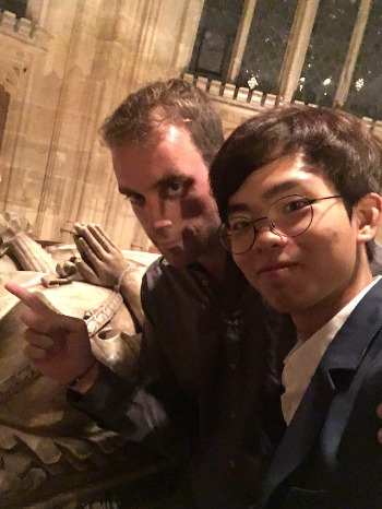 장난치는 크리스.jpg