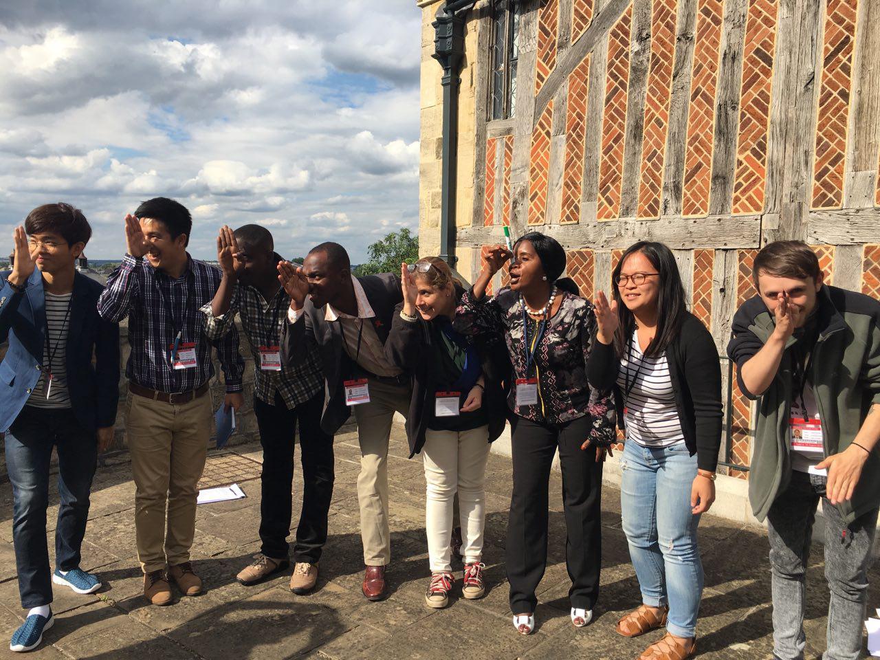 토론 후 코뿔소 따라하기.jpg