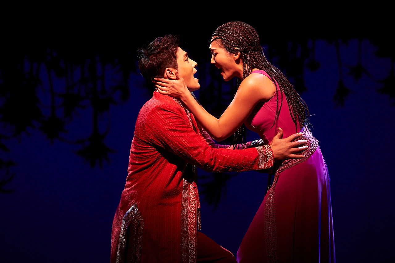 서로의 사랑을 확인하는 라다메스(민우혁)와 아이다(장은아).jpg