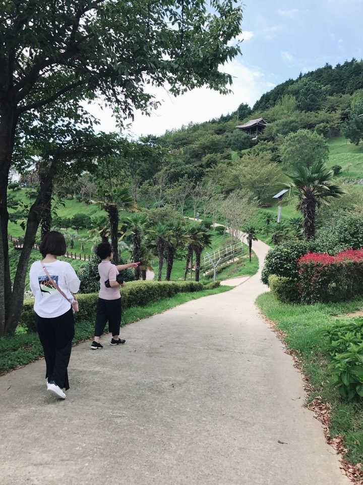 엄마 걷는 사진.jpg