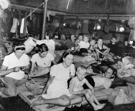 여성과 아이들이 별도로 억류된 찌덴캠프.jpg