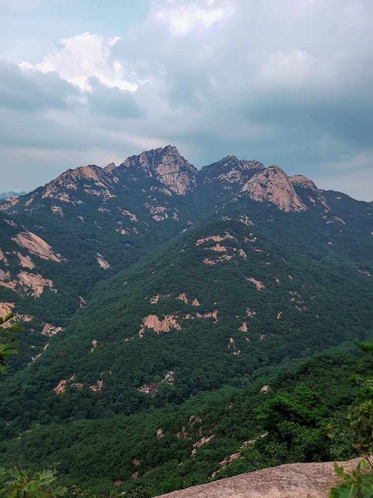 북한산 의상 능선과 고요한 밤의 사찰4.jpg