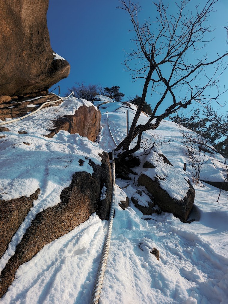 수락산의 눈덮인 기차바위를 기어오르다 1-5.jpg