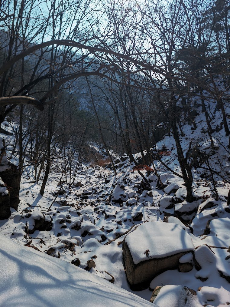 수락산의 눈덮인 기차바위를 기어오르다 1-2.jpg