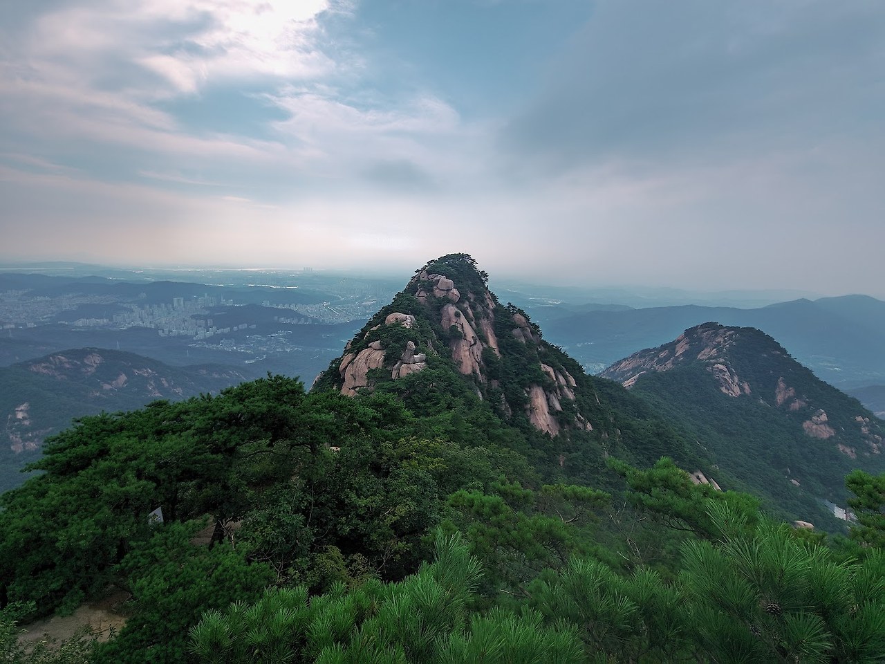 북한산 의상 능선과 고요한 밤의 사찰6.jpg