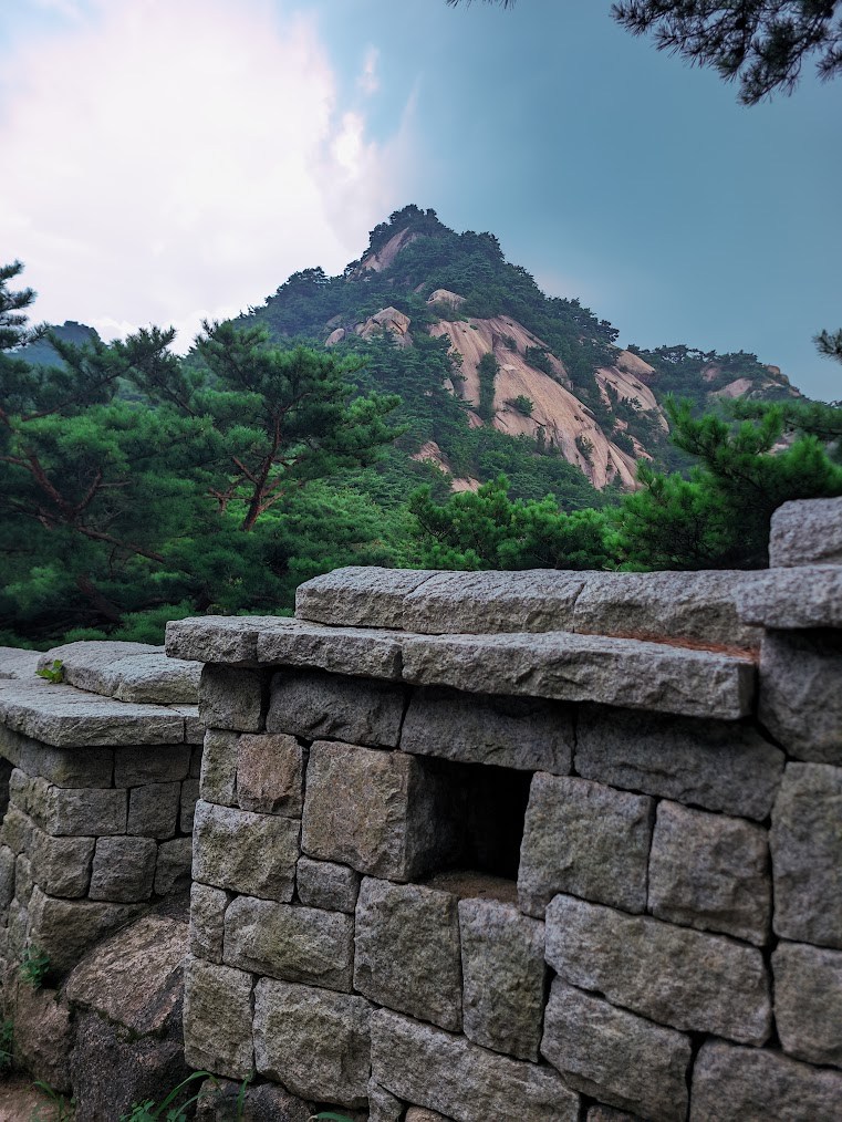 북한산 의상 능선과 고요한 밤의 사찰5.jpg