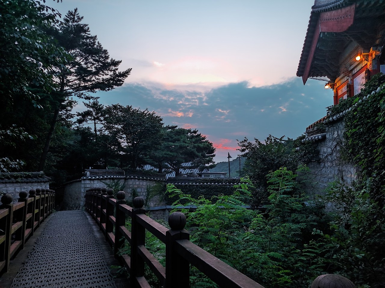 북한산 의상 능선과 고요한 밤의 사찰8.jpg