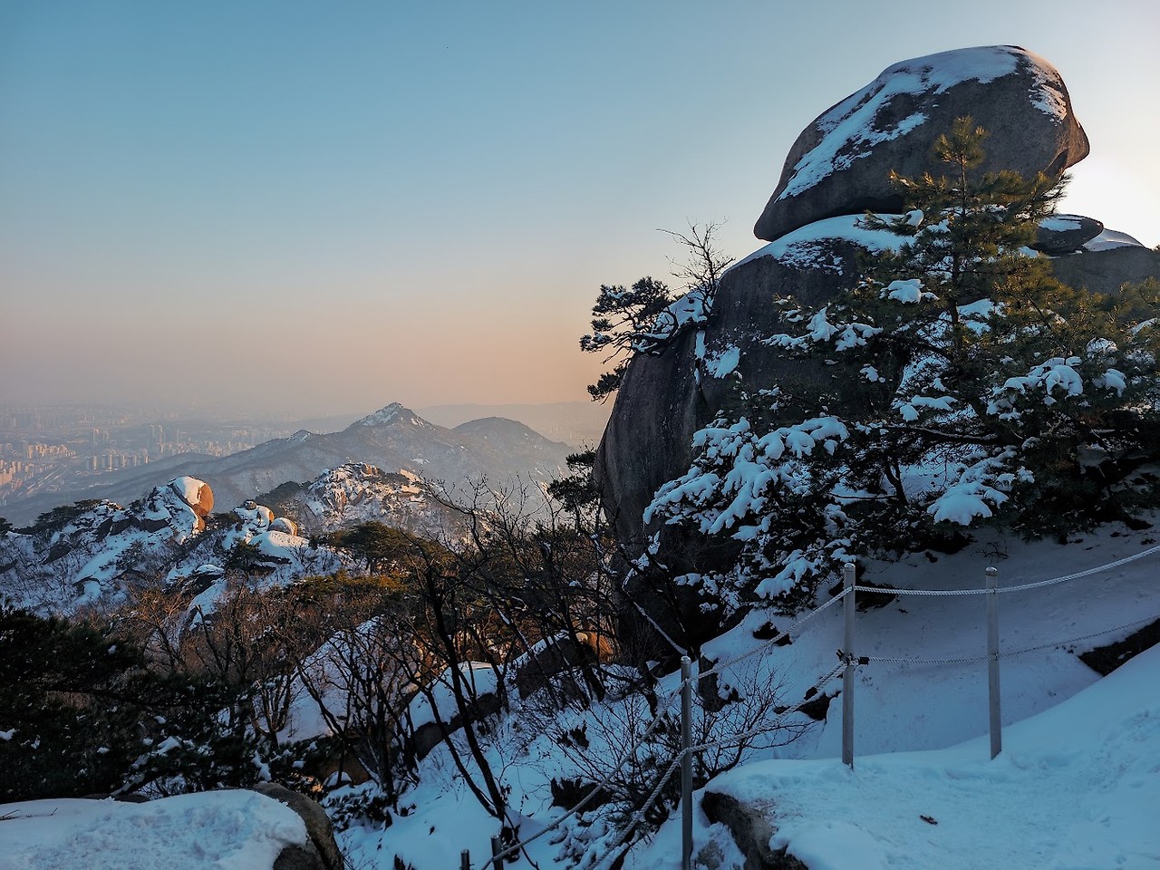 수락산의 눈덮인 기차바위를 기어오르다 2-3.jpg
