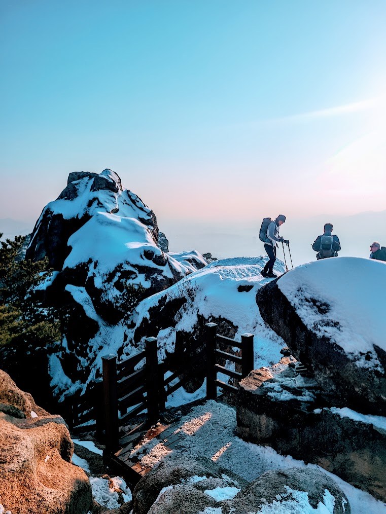 수락산의 눈덮인 기차바위를 기어오르다 2-2.jpg