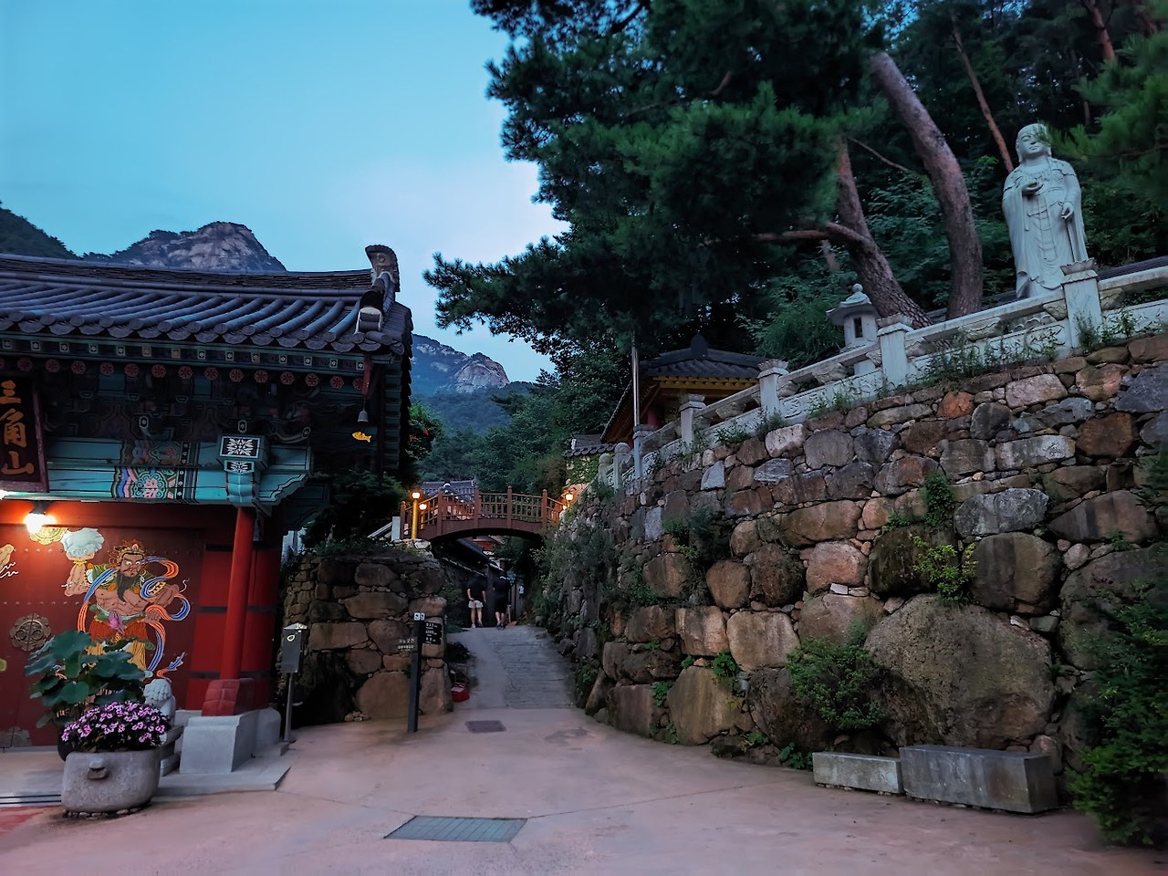 북한산 의상 능선과 고요한 밤의 사찰9.jpg