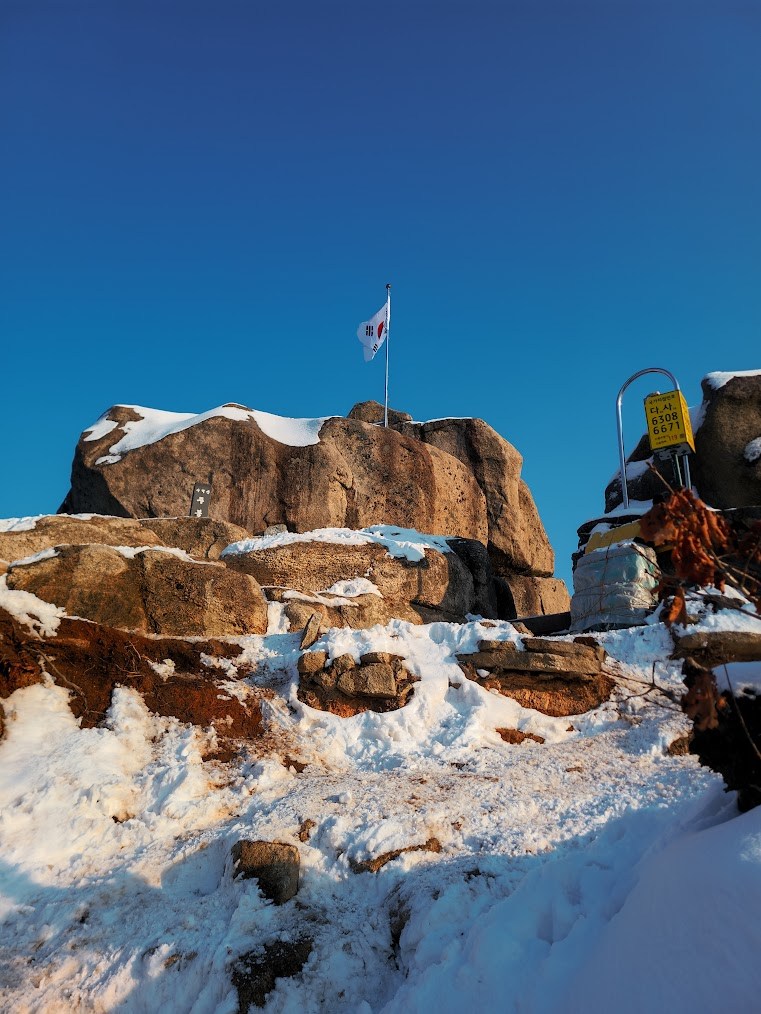 수락산의 눈덮인 기차바위를 기어오르다 2-1.jpg