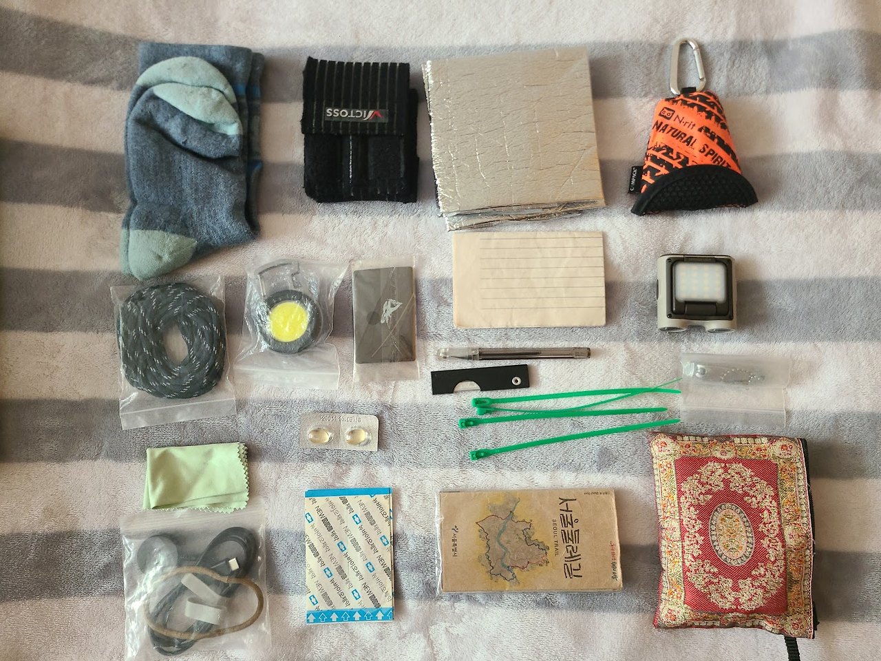 왓츠 인 마이 등산 배낭 1 삽화.jpg