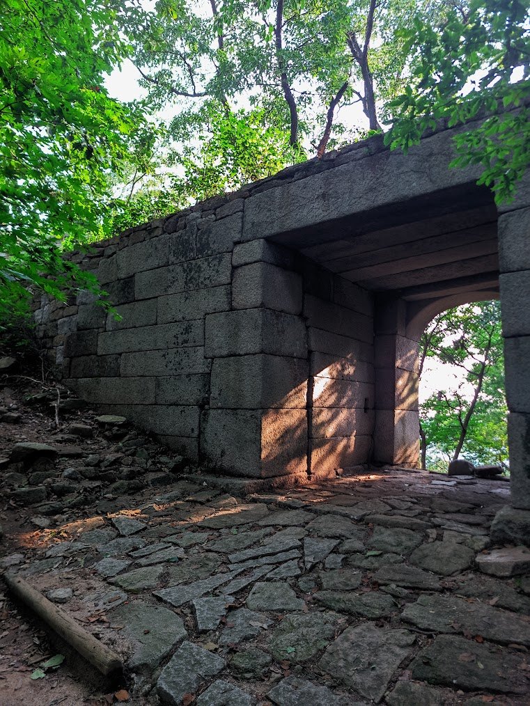 북한산 의상 능선과 고요한 밤의 사찰7.jpg