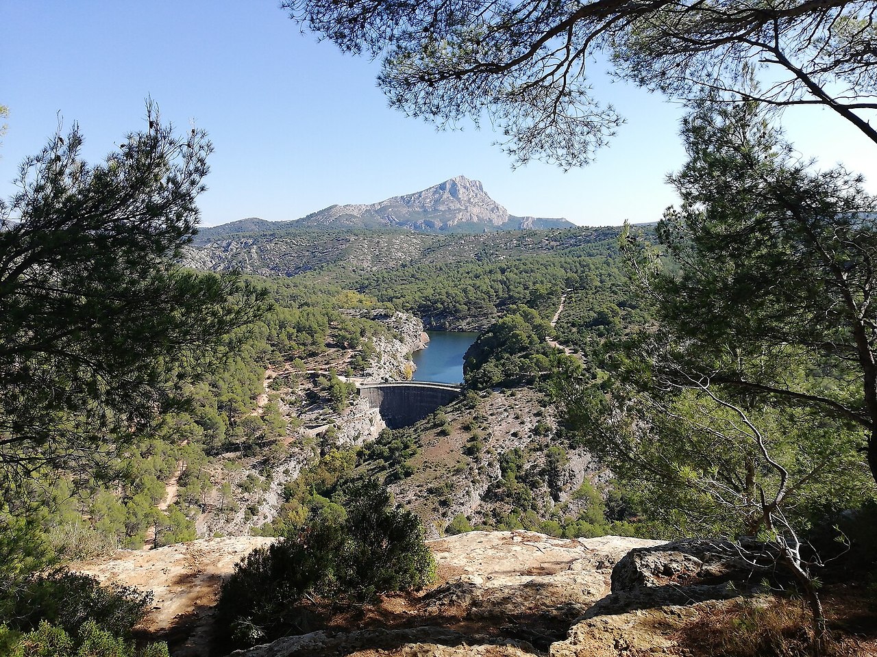 1440px-Sainte-Victoire_et_Barrage_Zola_(2021).jpg