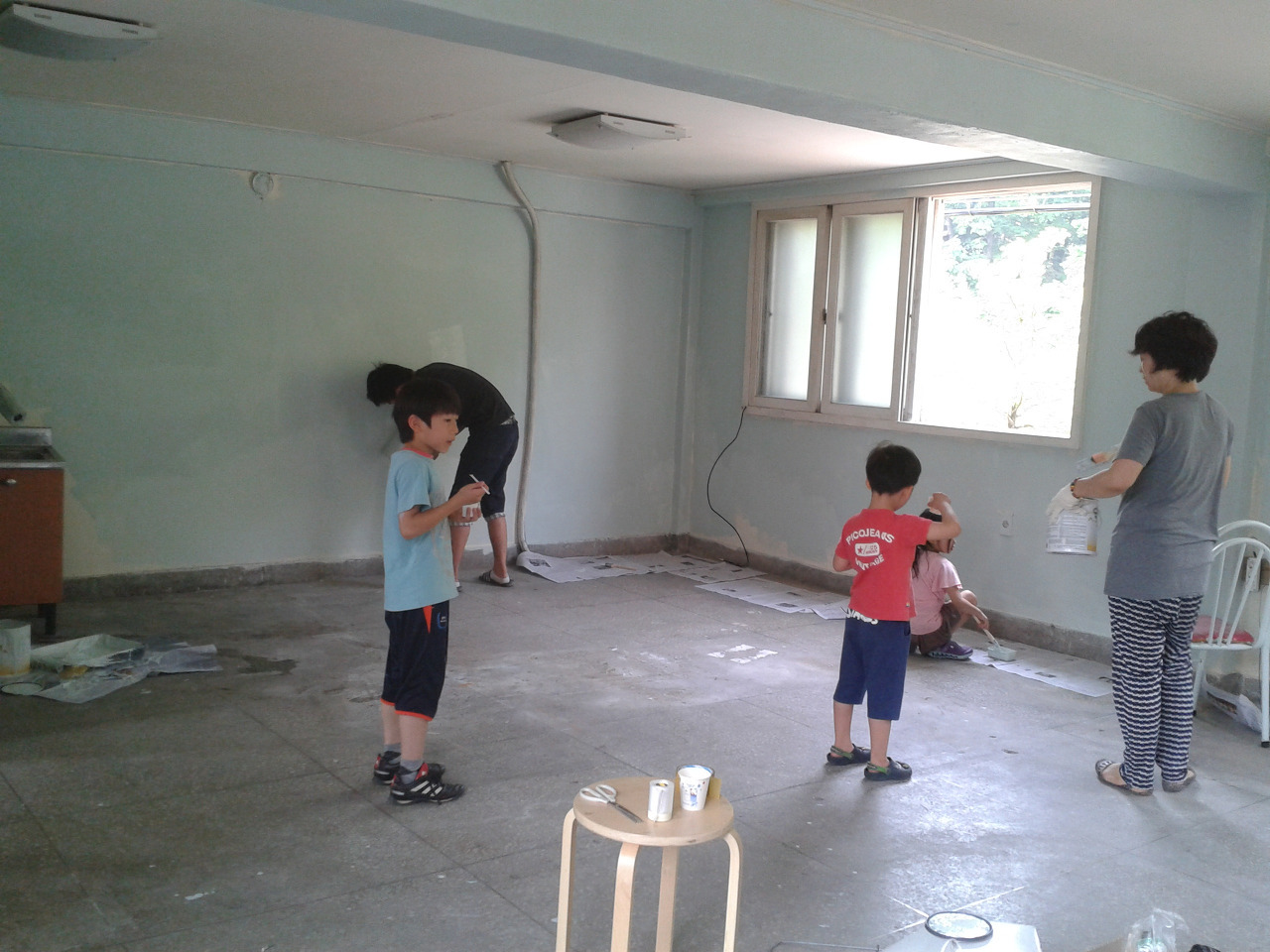 페인트칠 도와 주러 왔다가 주로 먹고 가는 아이들.jpg