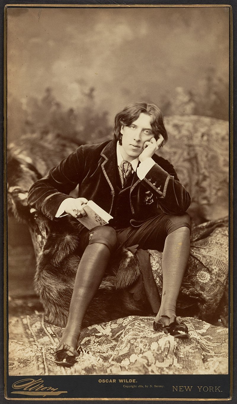 800px-Oscar_Wilde_MET_DP136272.jpg
