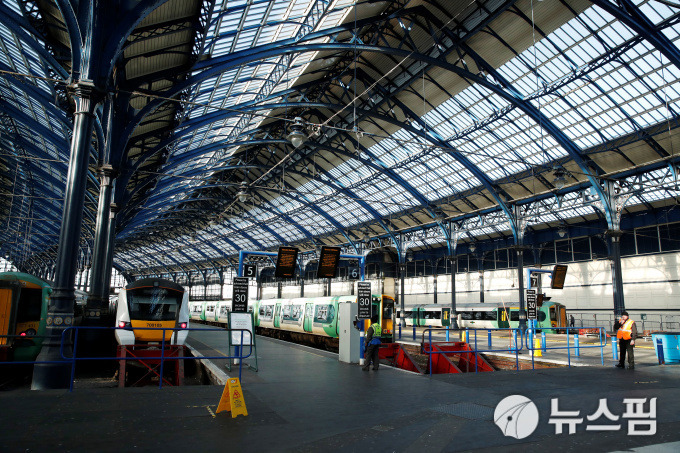 5 영국 브라이튼 기차역.jpg