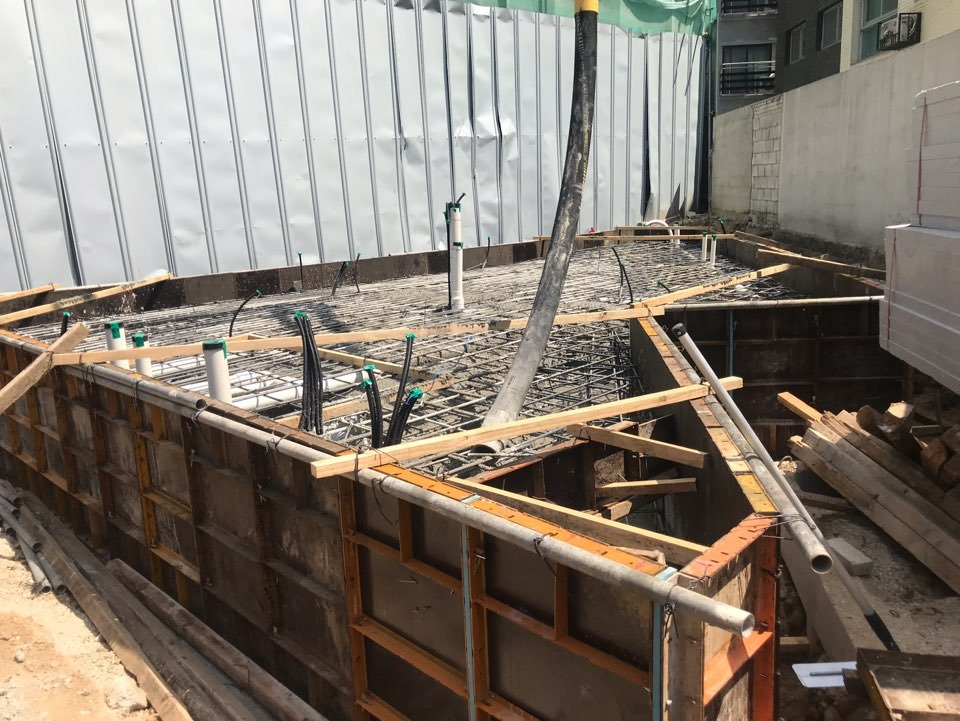 서울단독주택_기초콘크리트타설 및 엘앙카 설치_04.jpg
