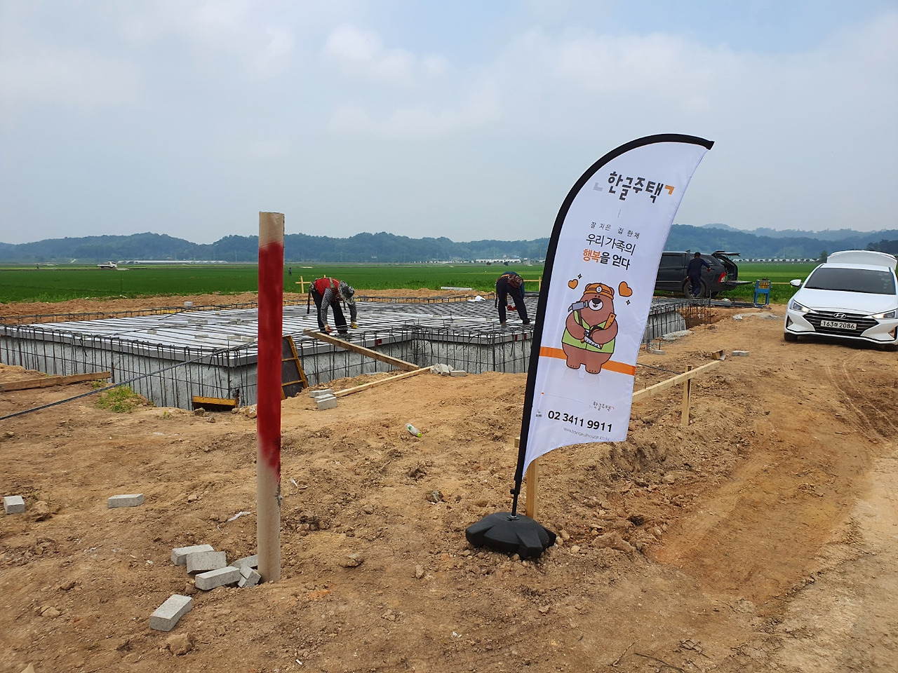 단층-전원주택-시공_기초매트 철근배근 및 설비 급배수 작업_1.jpg