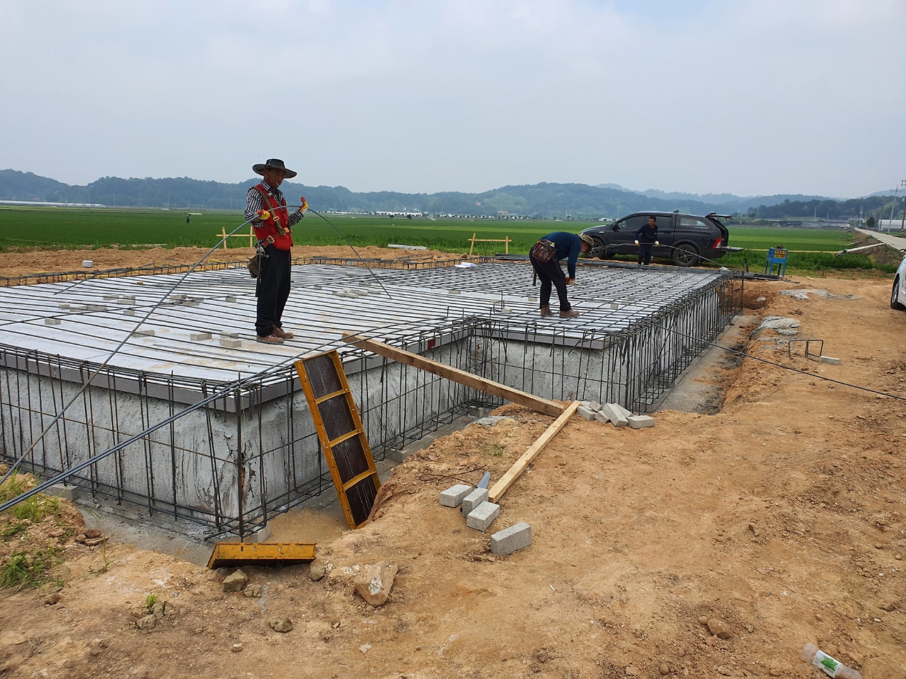 단층-전원주택-시공_기초매트 철근배근 및 설비 급배수 작업_2.jpg