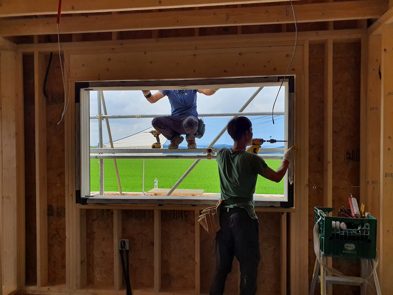 단층 전원주택 시공_창호설치1.jpg
