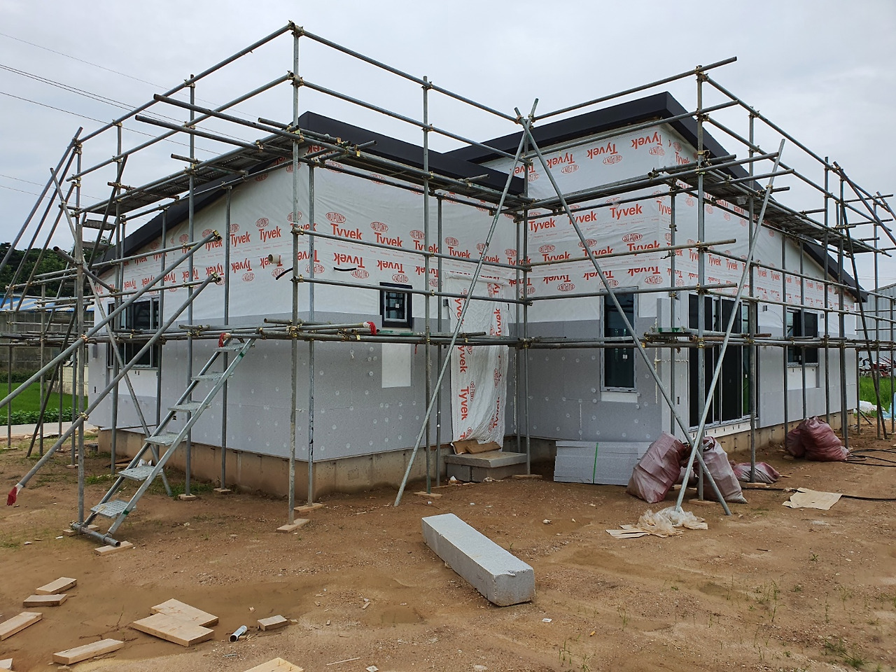 단층 전원주택 시공_스타코 보드 작업_1.jpg