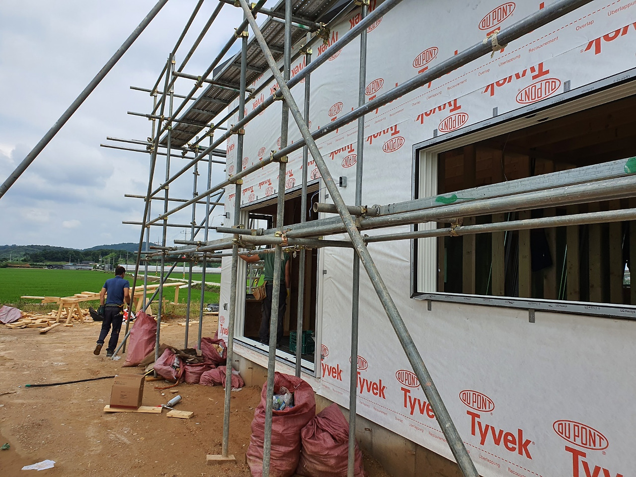 단층 전원주택 시공_창호설치2.jpg