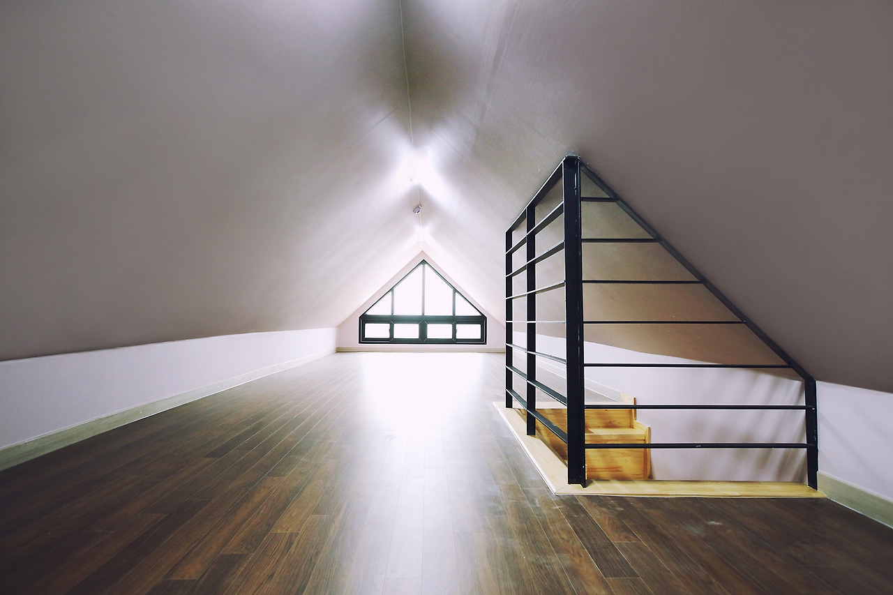 093 경기도 시흥_다락방 창문_1.jpg