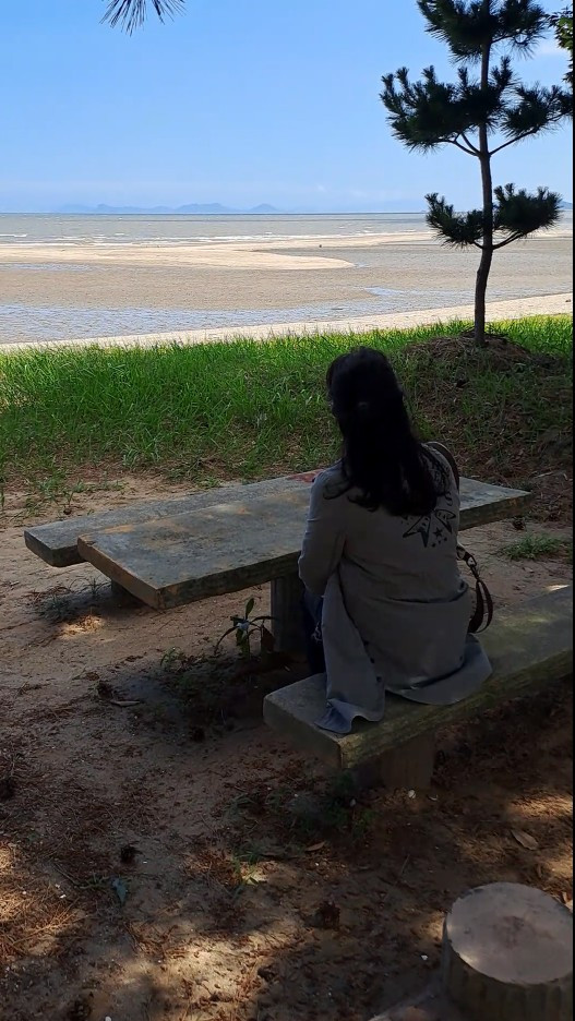 바다 보는 뒷모습.jpg