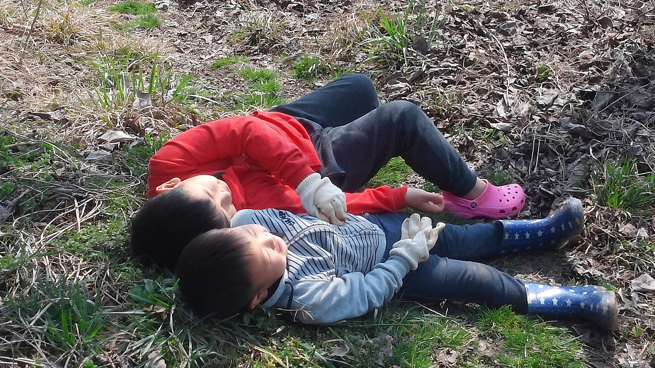 형아와 함께 누워 있는 호승이.jpg