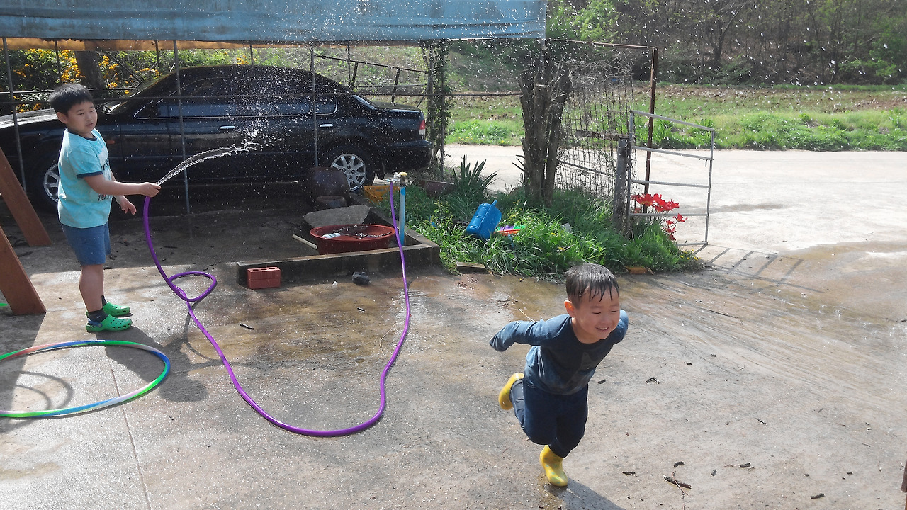 마당에서 형아와 물놀이 하는 호승이.jpg