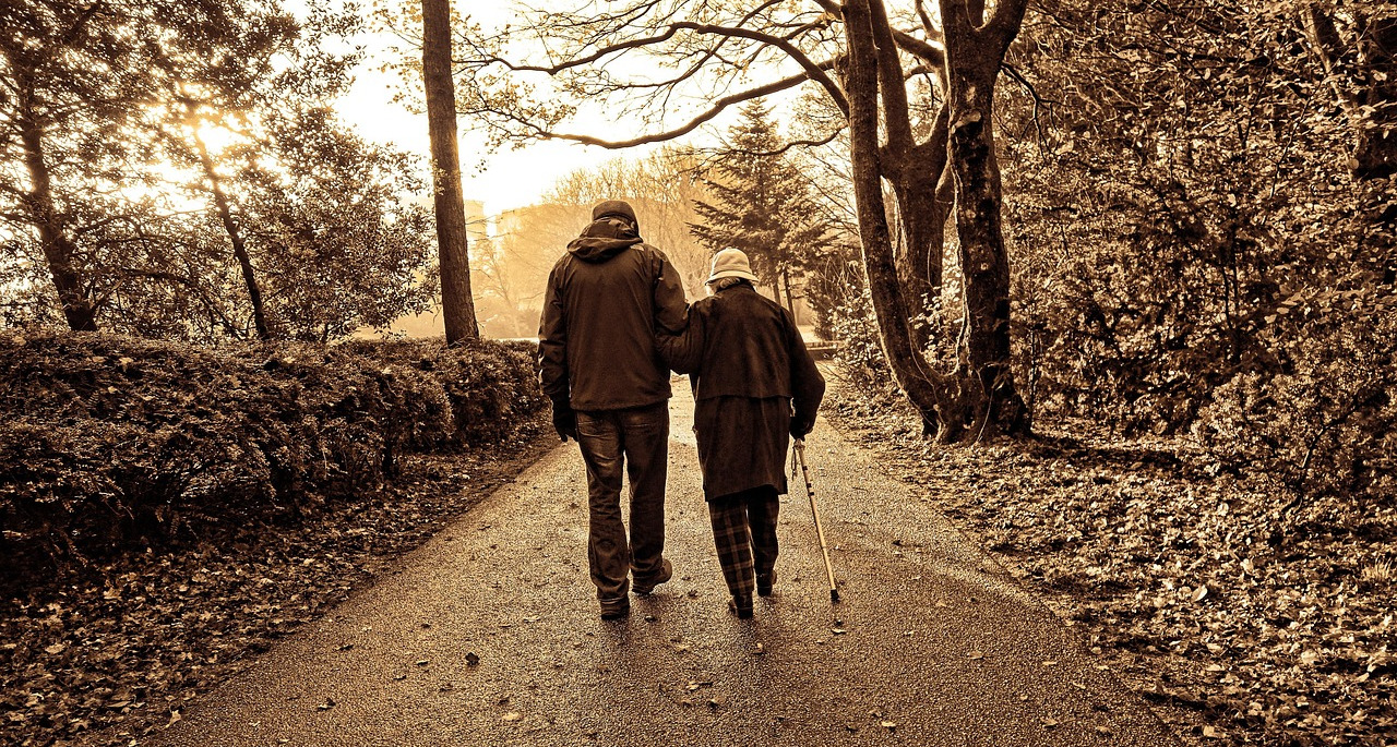 elderly-couple-2991882_1280.jpg