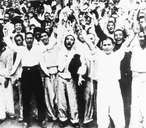 1945년 8월 15일 해방의 감격을 보여주는 사진으로 알려져있지만 언제 어디서 찍은 사진인지 분명하지 않다고..jpg