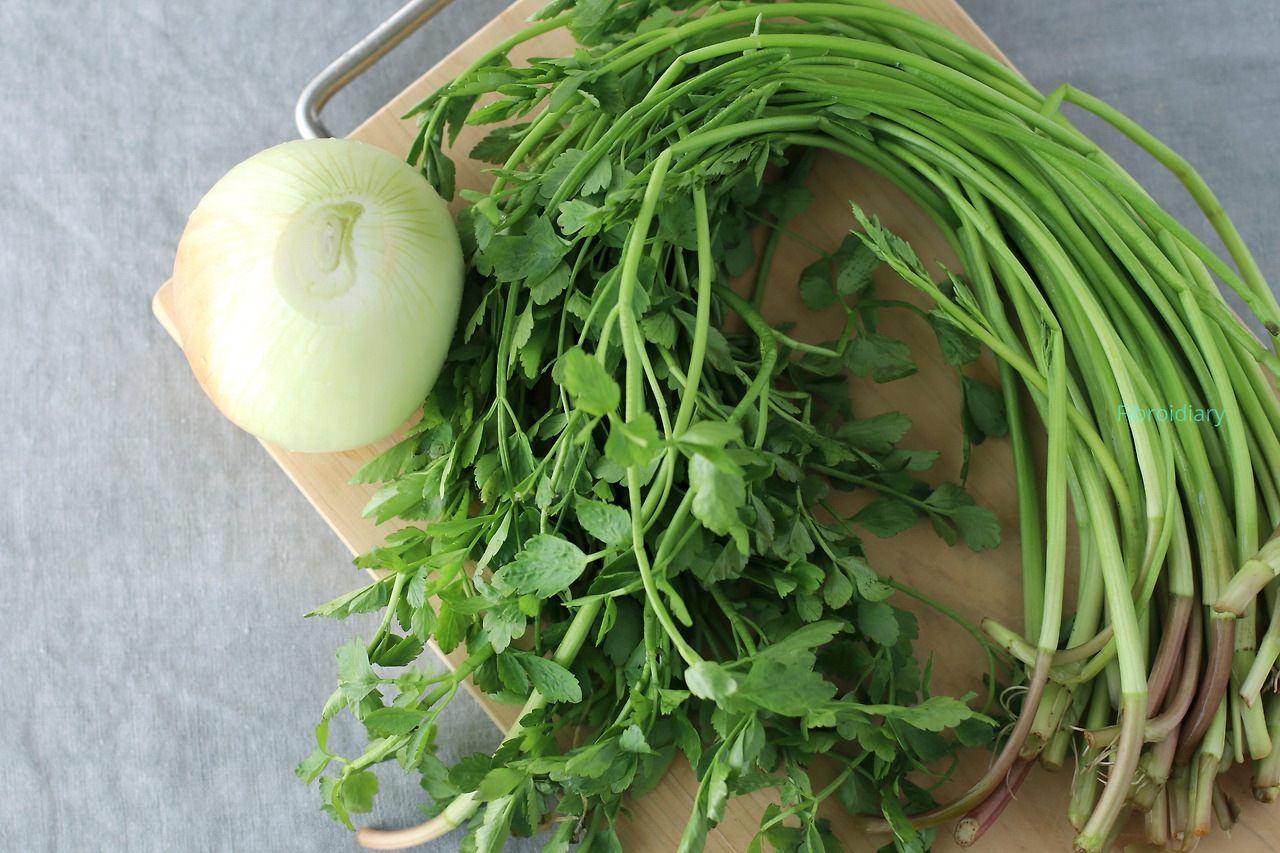 IMG_0696-미나리 도마위2.jpg